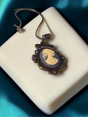 Vintage Style Lavender Cameo Pendant Necklace - Unbranded